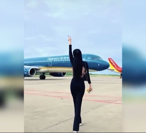 Phạt cấm bay đối với nữ hành khách nhảy múa quay video gần máy bay đang hoạt động.