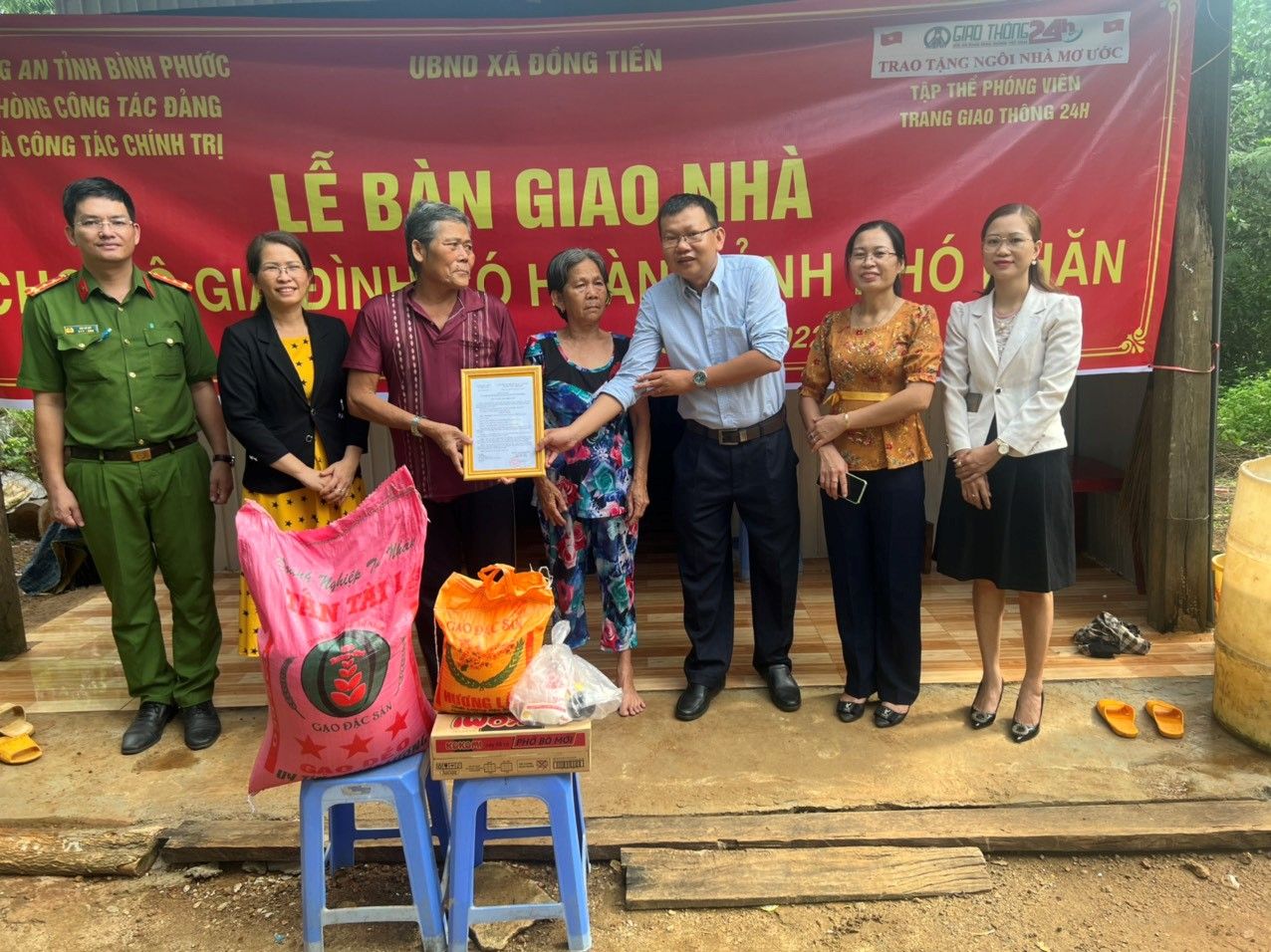 Bàn giao “căn nhà mơ ước” và trao quà cho học sinh nghèo tỉnh Bình Phước